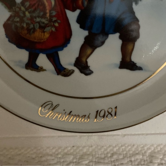 Collectible, Avon Christmas plate, 22K, gold rim, “sharing the Christmas spirit” - Picture 4 of 6
